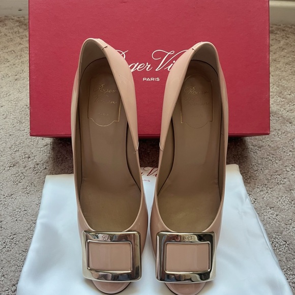 Roger Vivier Beige Patent Leather Trompette Pumps - Picture 2 of 10